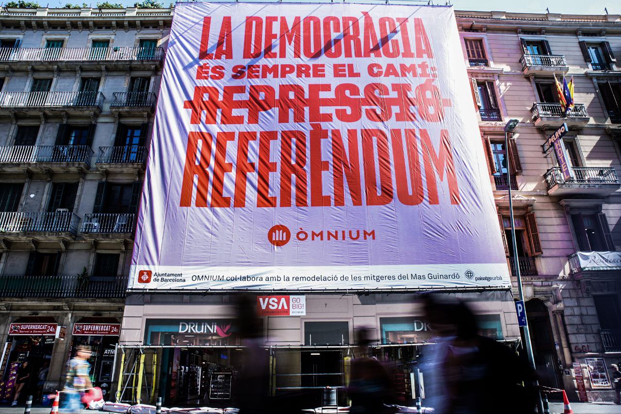 La pancarta que ha penjat Òmnium Cultural (fotografia: Òmnium).