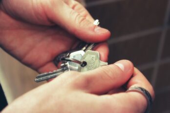 Les claus d'una casa poden obrir més portes que no panys (Fotografia: Sephelonor / Pixabay)