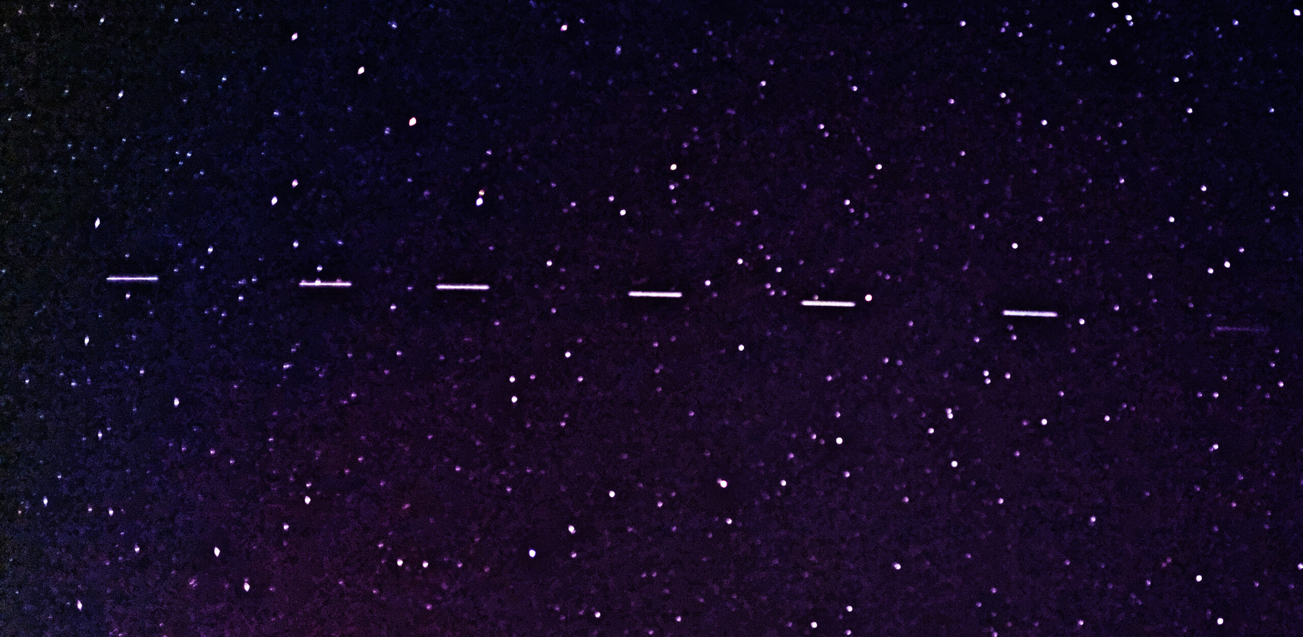 La xarxa Starlink el 28 d'abril de 2020 (fotografia: Jud McCranie).