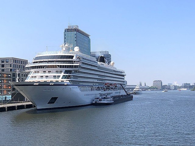 Un vaixell a la terminal de creuers d'Amsterdam.