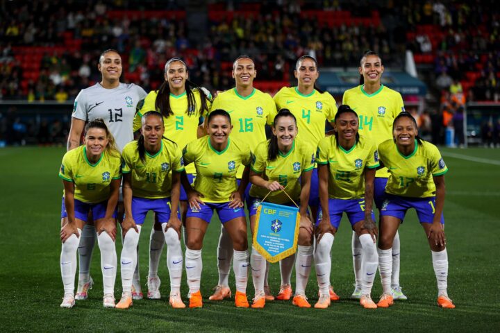 Les onze jugadores titulars del Brasil posen per a una foto d'equip abans del partit de futbol del grup F de la Copa del Món Femenina de la FIFA entre el Brasil i Panamà a Adelaida, Austràlia, el 24 de juliol de 2023. (Fotografia de Matt Turner).