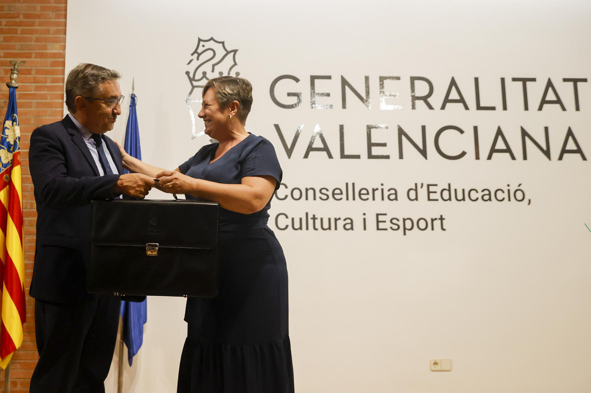 El conseller d'Educació, Universitats i Ocupació, José Antonio Rovira Jover, rep la cartera de la seva antecessora en el càrrec, Raquel Tamarit. Fotografia: EFE/Kai Försterling