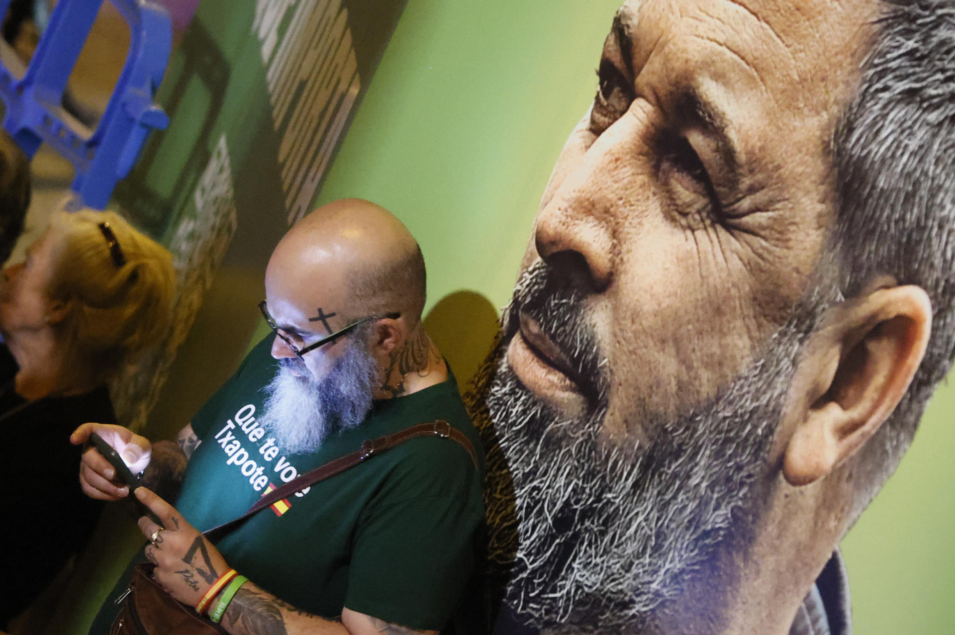 Un simpatitzant de Vox esperant els resultats (fotografia: EFE / Mariscal).