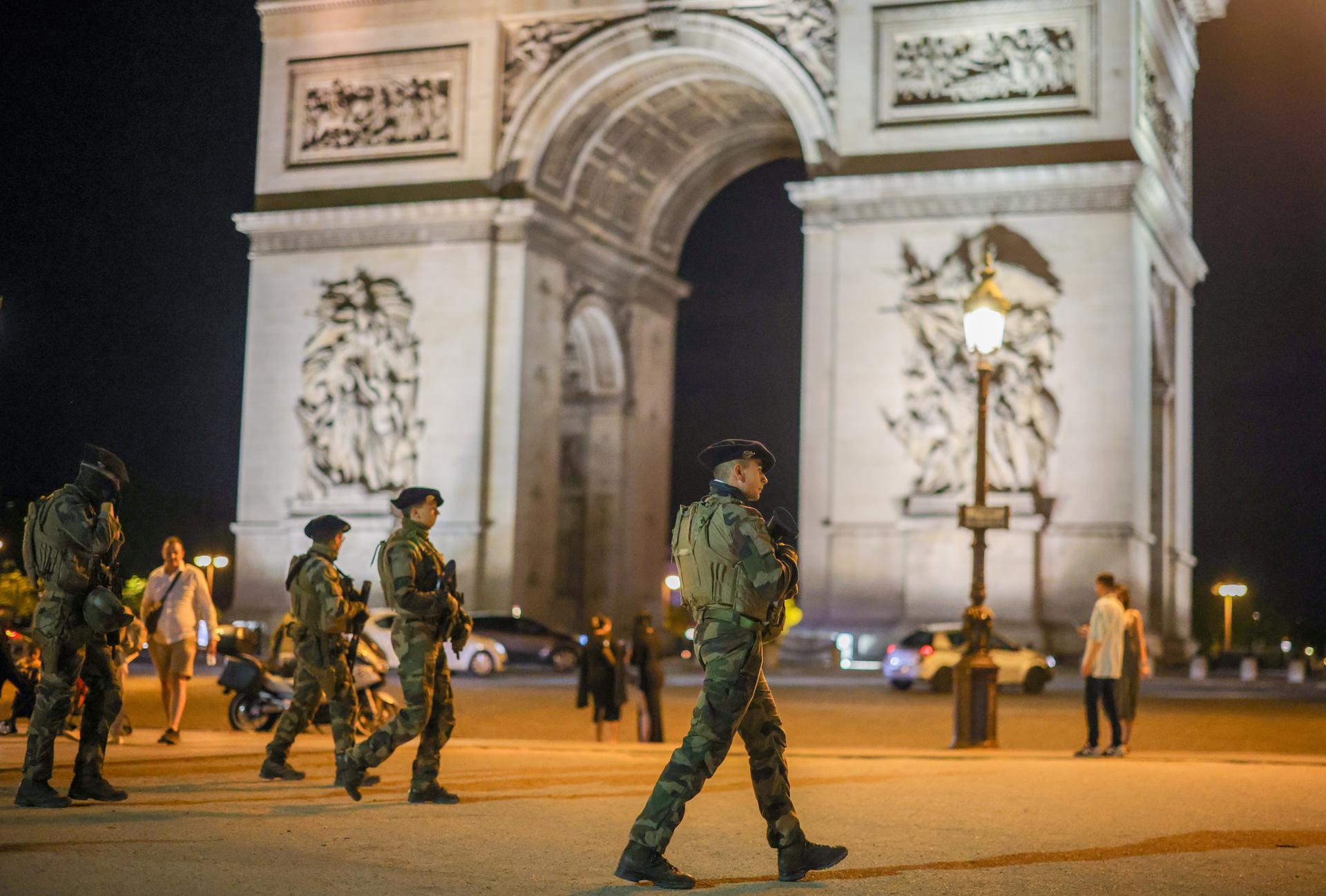 Soldats francesos patrullen a París com a part del pla de vigilància contra els disturbis. (Fotografia d'Olivier Matthys)