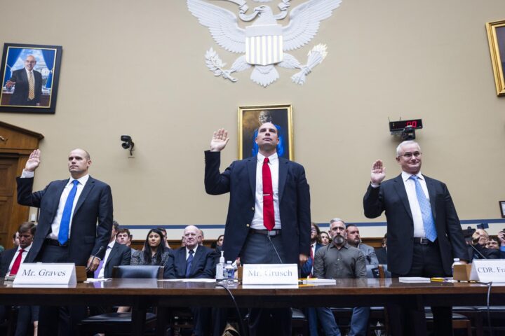 Ryan Graves, David Grusch i David Fravor davant del sub-comitè del Congrés dels EUA