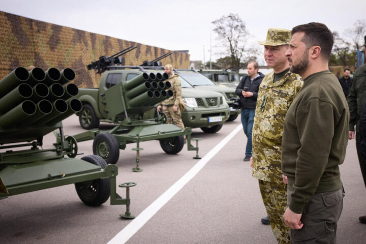 El president d'Ucraïna, Volodímir Zelenski, en una imatge amb armament militar