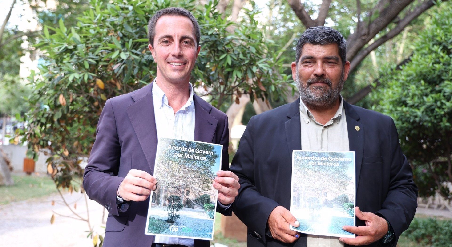 El candidat a la presidència del Consell de Mallorca, Llorenç Galmés, juntament amb el conseller electe de Vox, Pedro Bestard, a la presentació de l'acord de totes dues formacions per a la institució insular (fotografia: Europa Press / Isaac Bug).