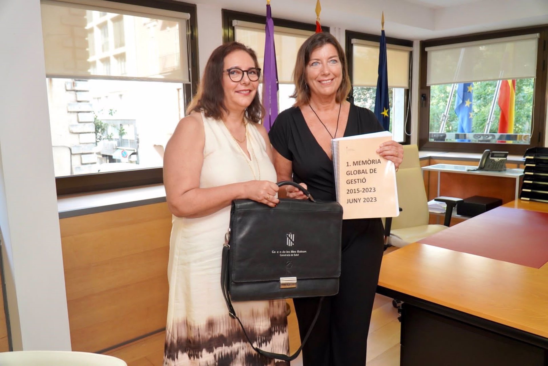 La consellera de Salut, Manuela García, amb la seva predecessora, Patricia Gómez (fotografia: CAIB).