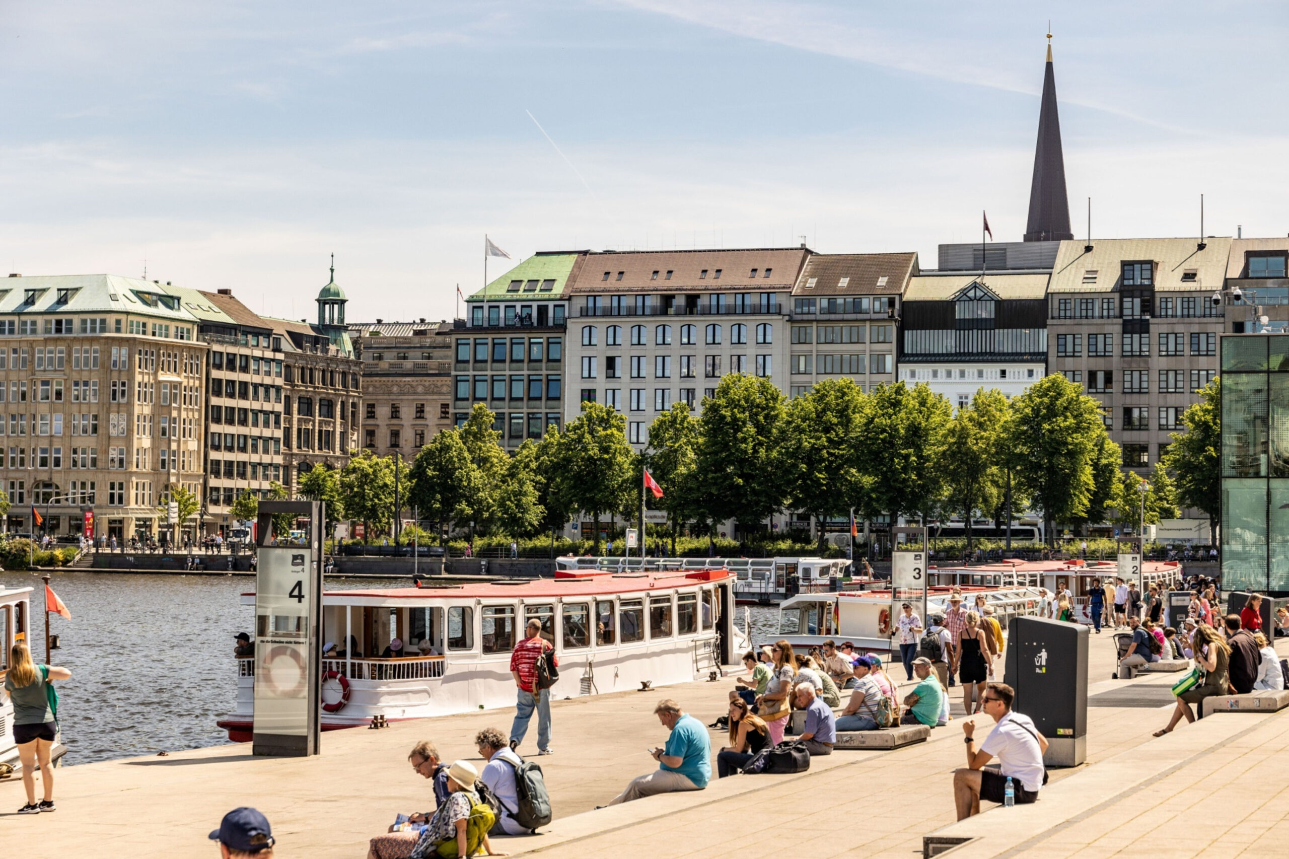 Un grups de persones es relaxa al llac d'Alster, a Hamburg. (Fotografia per a Bloomberg de Maria Feck).