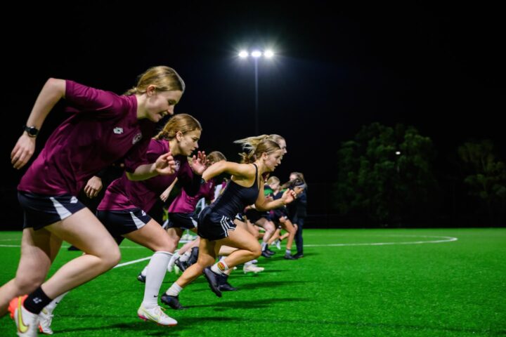 Sessió d'entrenament de l'equip femení del Western Springs Association Football Club a Auckland, Nova Zelanda, el 11 de juliol de 2023. (Jinki Cambronero per The Washington Post)