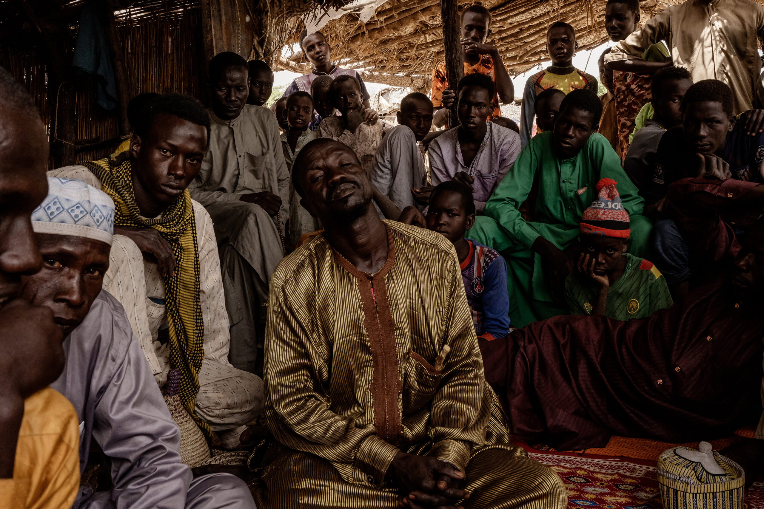 A l'illa de Koulfoua, Hassan Mbodou, de cinquanta anys, a la part davantera dreta, explica que el seu germà es va unir a un grup de militants a causa de la desesperació després de perdre el bestiar i lluitar per pescar.