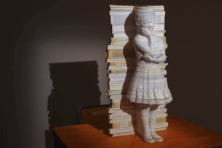 ‘Contemplation’, escultura feta de llibres de l’artista xinesa Li Hongbo.