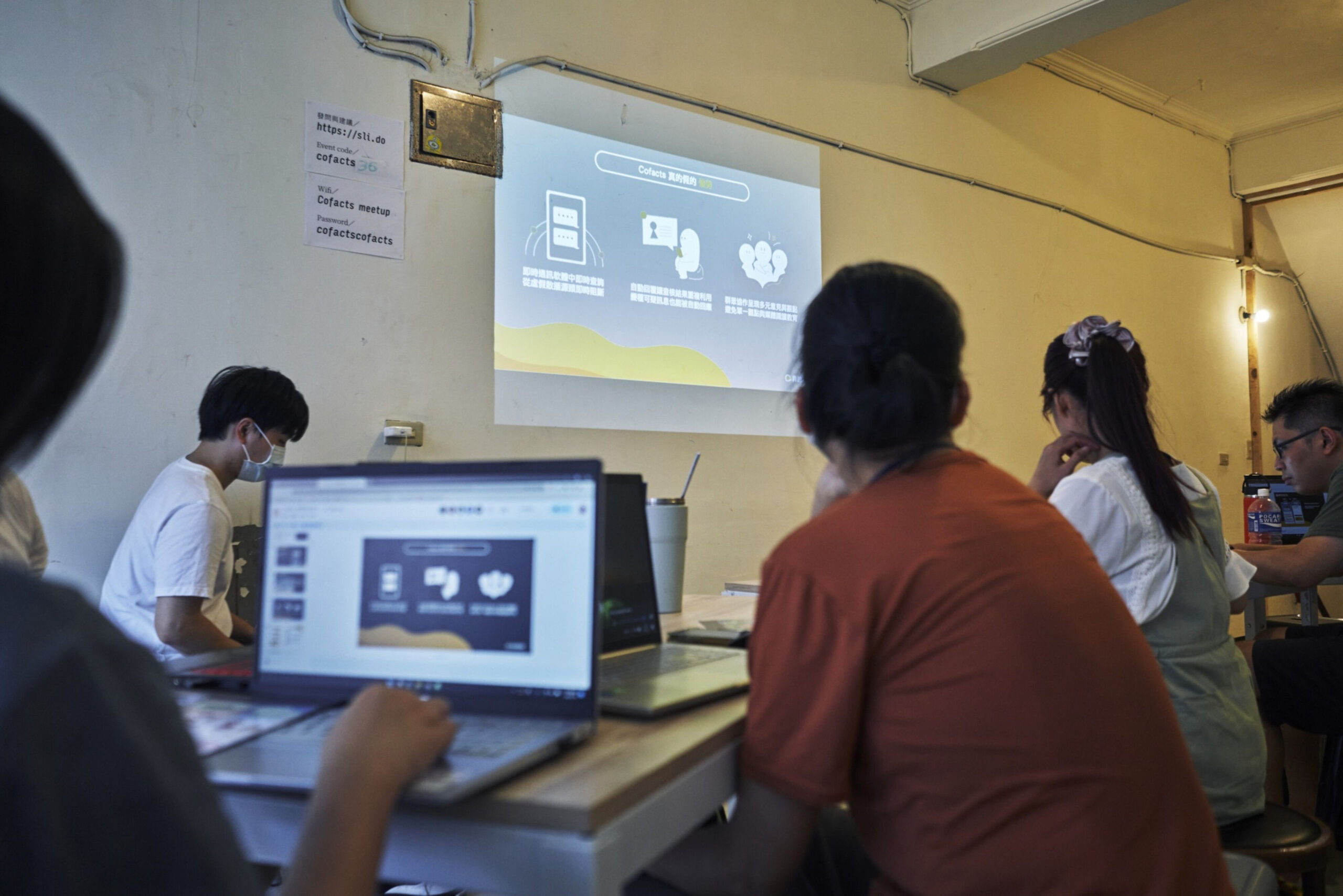 Participants en un taller de CoFacts, debatent sobre com verificar les fonts i les notícies a Keelung, Taiwan el 9 de juliol. Fotògraf: An Rong Xu/Bloomberg.