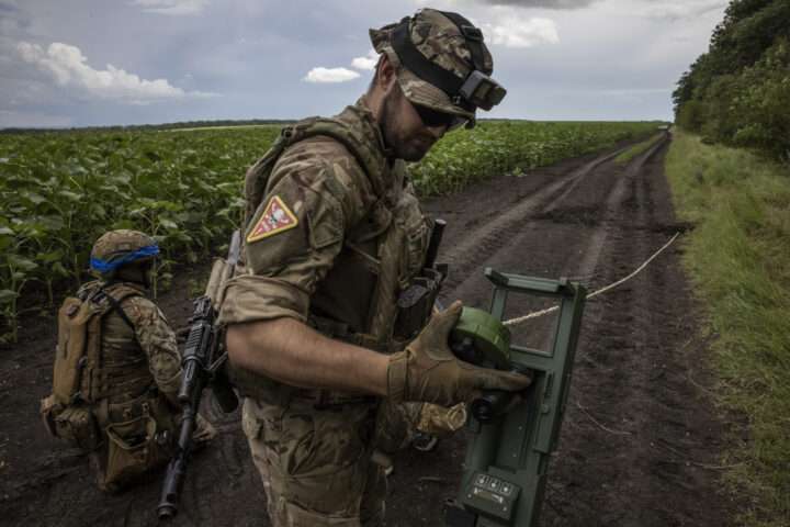 Un soldat es prepara per a desactivar una mina antitanc (fotografia: Ed Ram per a The Washington Post).