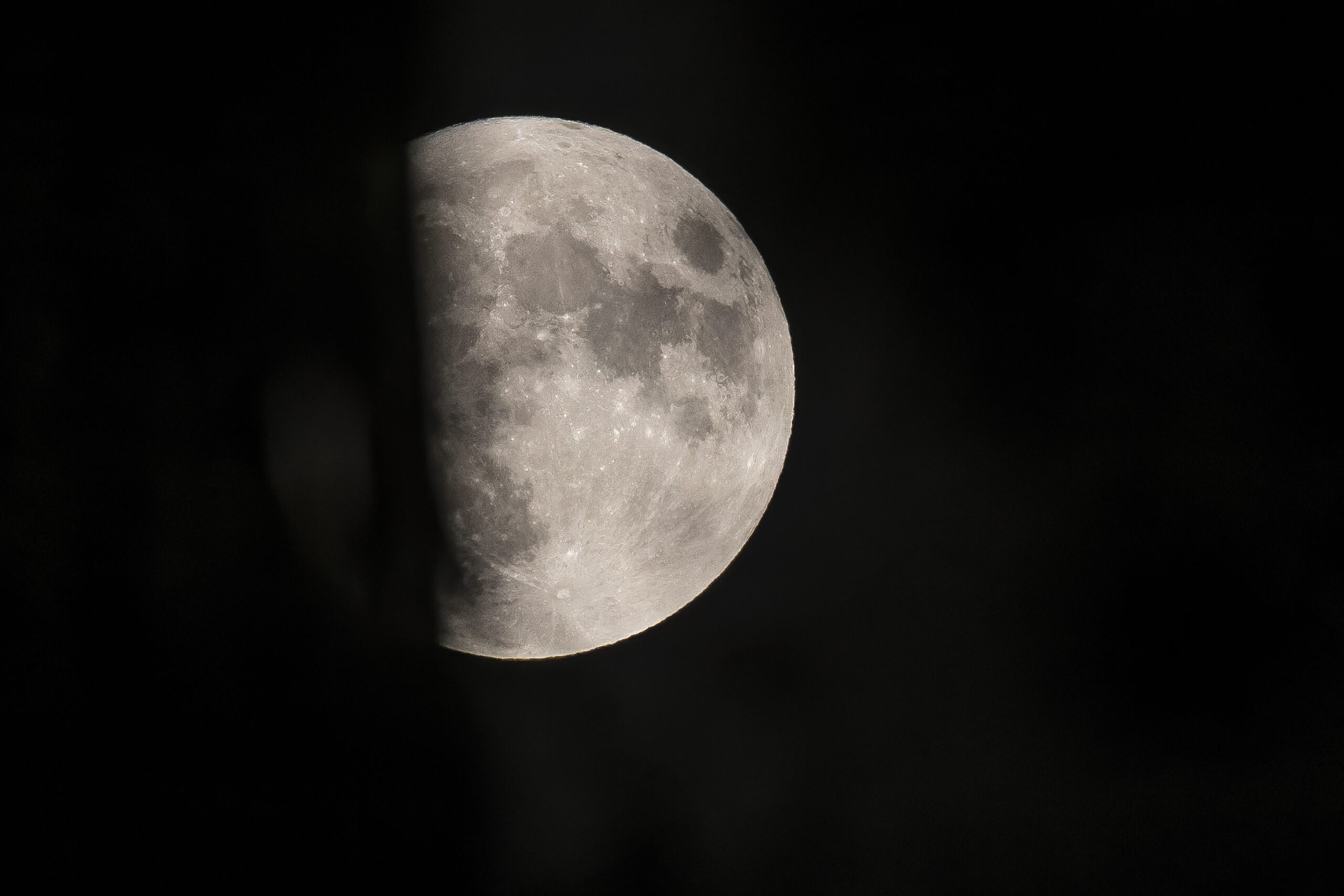 Detall de la Lluna vista del país estant, el 30 d'agost de 2023 (fotografia: Albert Salamé/VilaWeb).