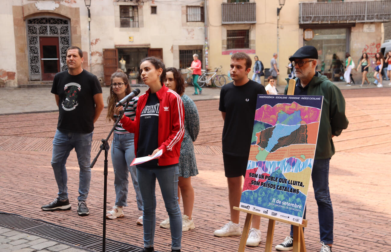 La portaveu d’Arran, Marina Gispert, el diputat de la CUP, Carles Riera, amb altres membres de l’Esquerra Independentista d’Alerta Solidària, COS, el SEPC i Endavant, en una atenció als mitjans al Fossar de les Moreres.