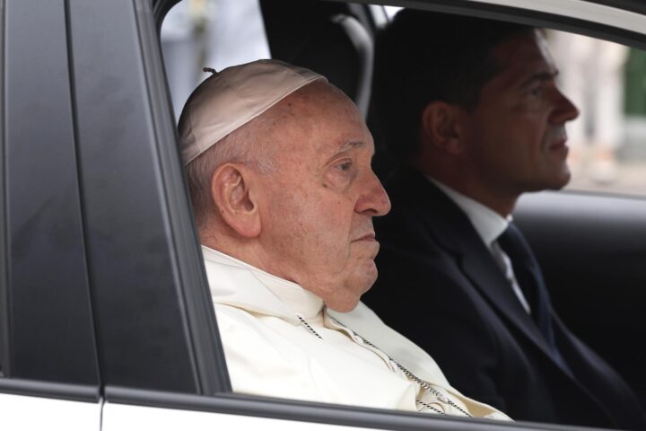 El papa Francesc a la seva arribada al palau de Belem aquest dimarts per trobar-se amb el President Marcelo Rebelo de Sousa. (Fotografia de Tiago Petinga)