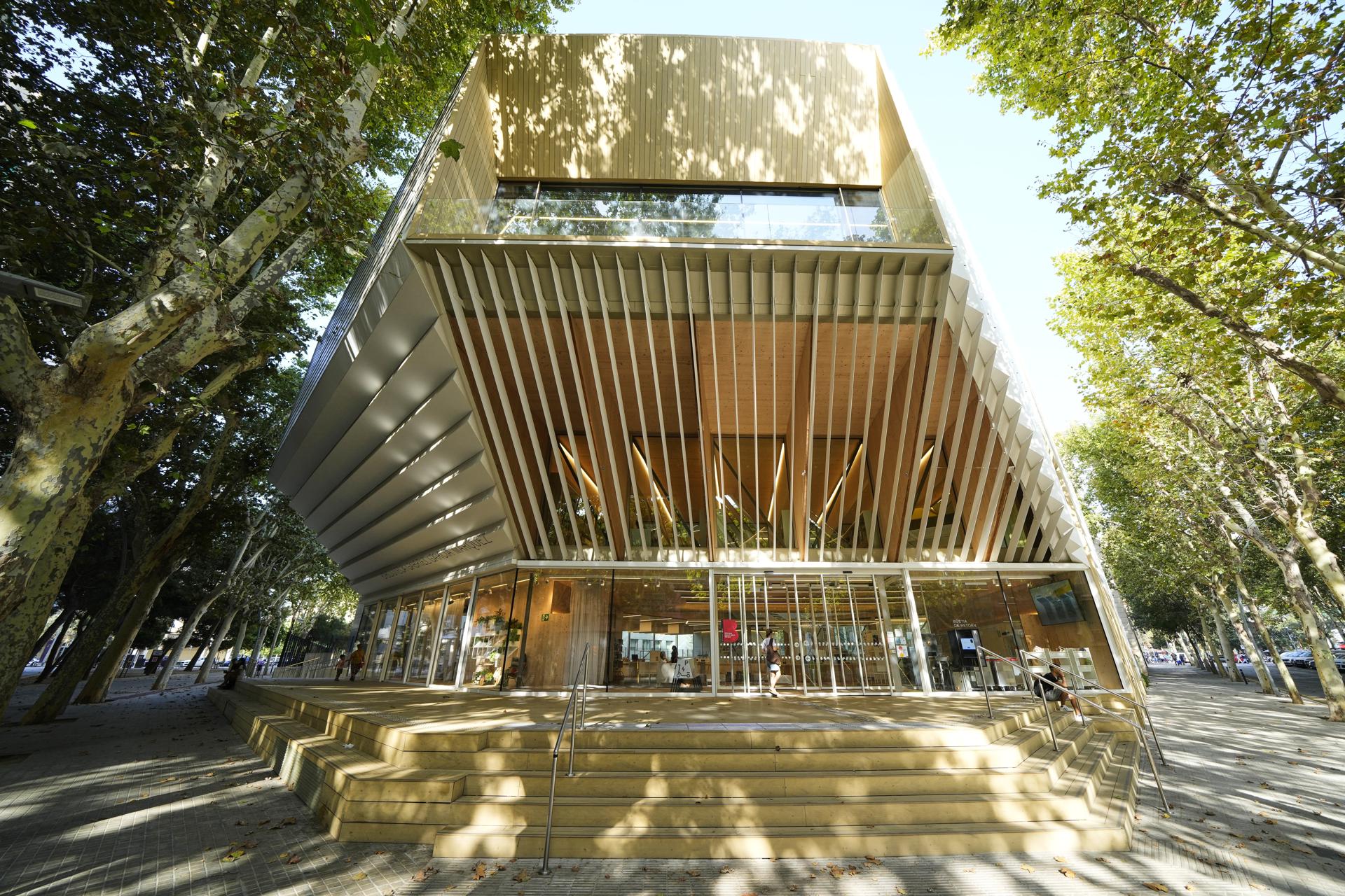 L'exterior de la Biblioteca Gabriel García Márquez, situada al districte de Sant Martí de Barcelona. (Fotografia: Alejandro García, EFE)
