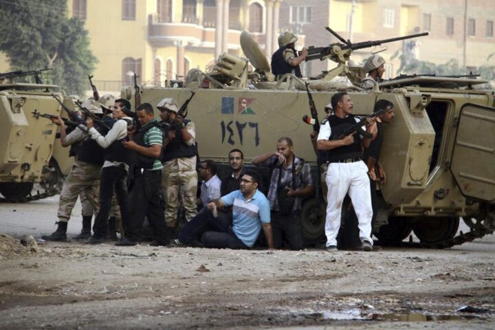 Soldats i policies egipcis durant la matança (fotografia: EFE).