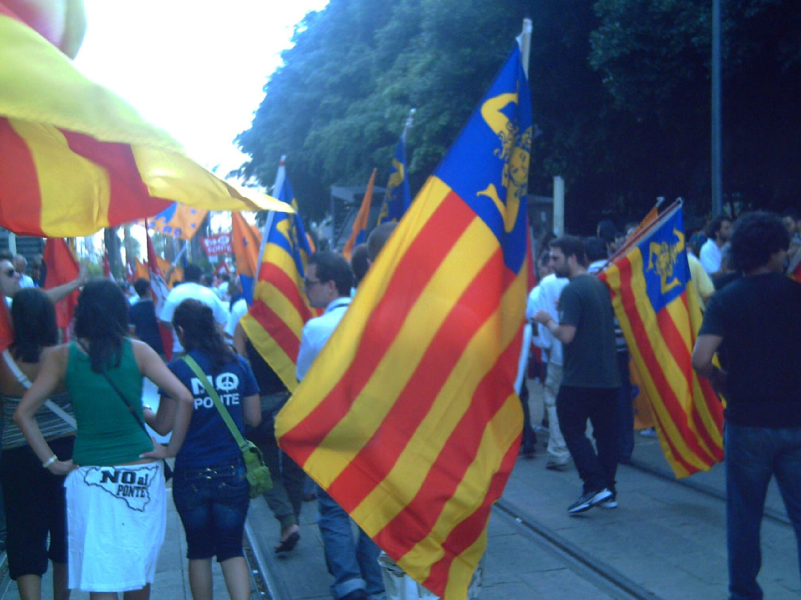 Banderes independentistes sicilianes en una manifestació.