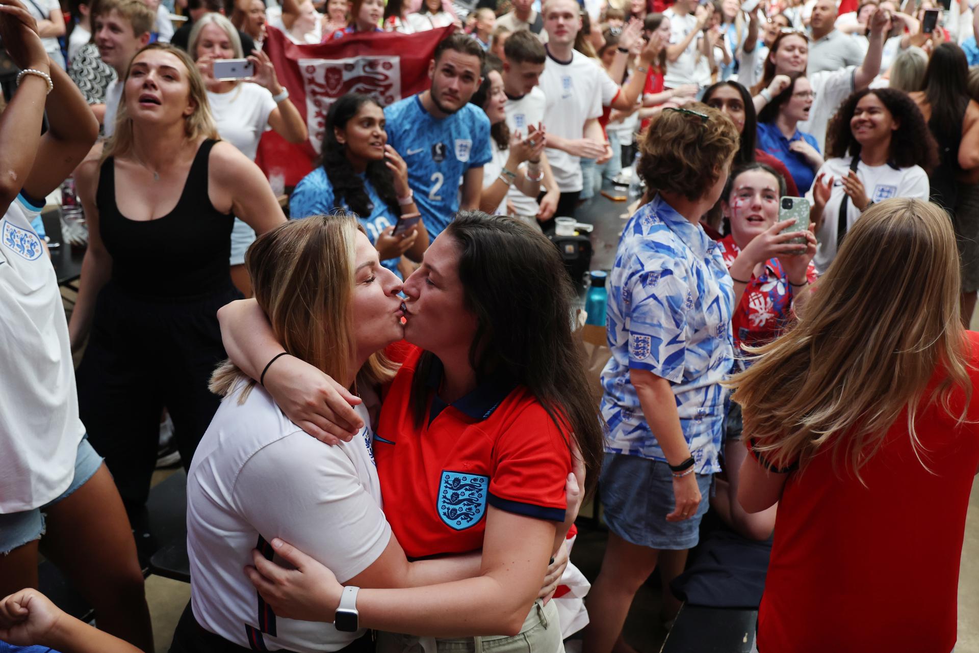 Dues afeccionades d'Anglaterra celebren la classificació de la selecció per a la gran final (fotografia: Andy Rain).