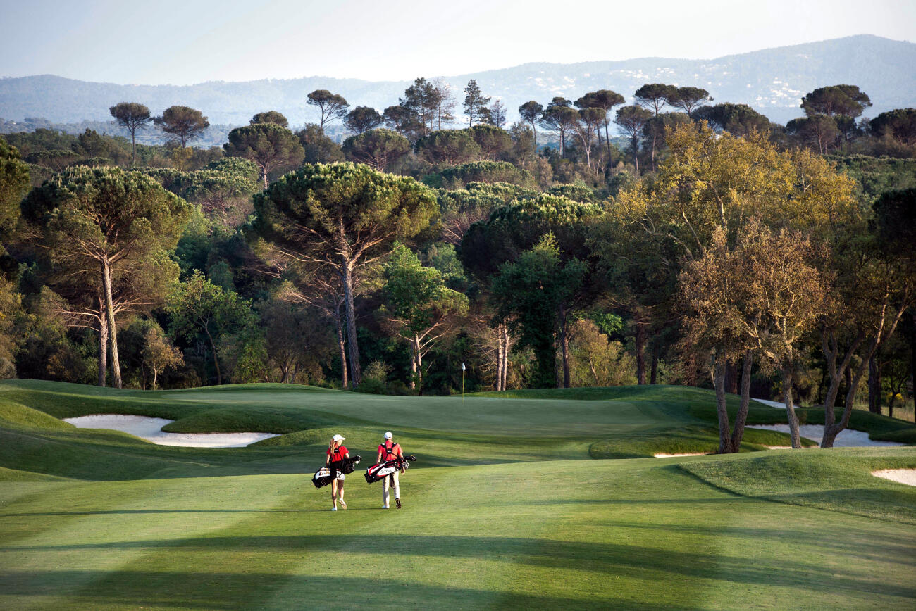 Un dels camps de golf que formen part del complex Camiral Golf.