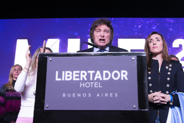 El candidat d'extrema dreta Javier Milei parla en un acte de la campanya electoral.