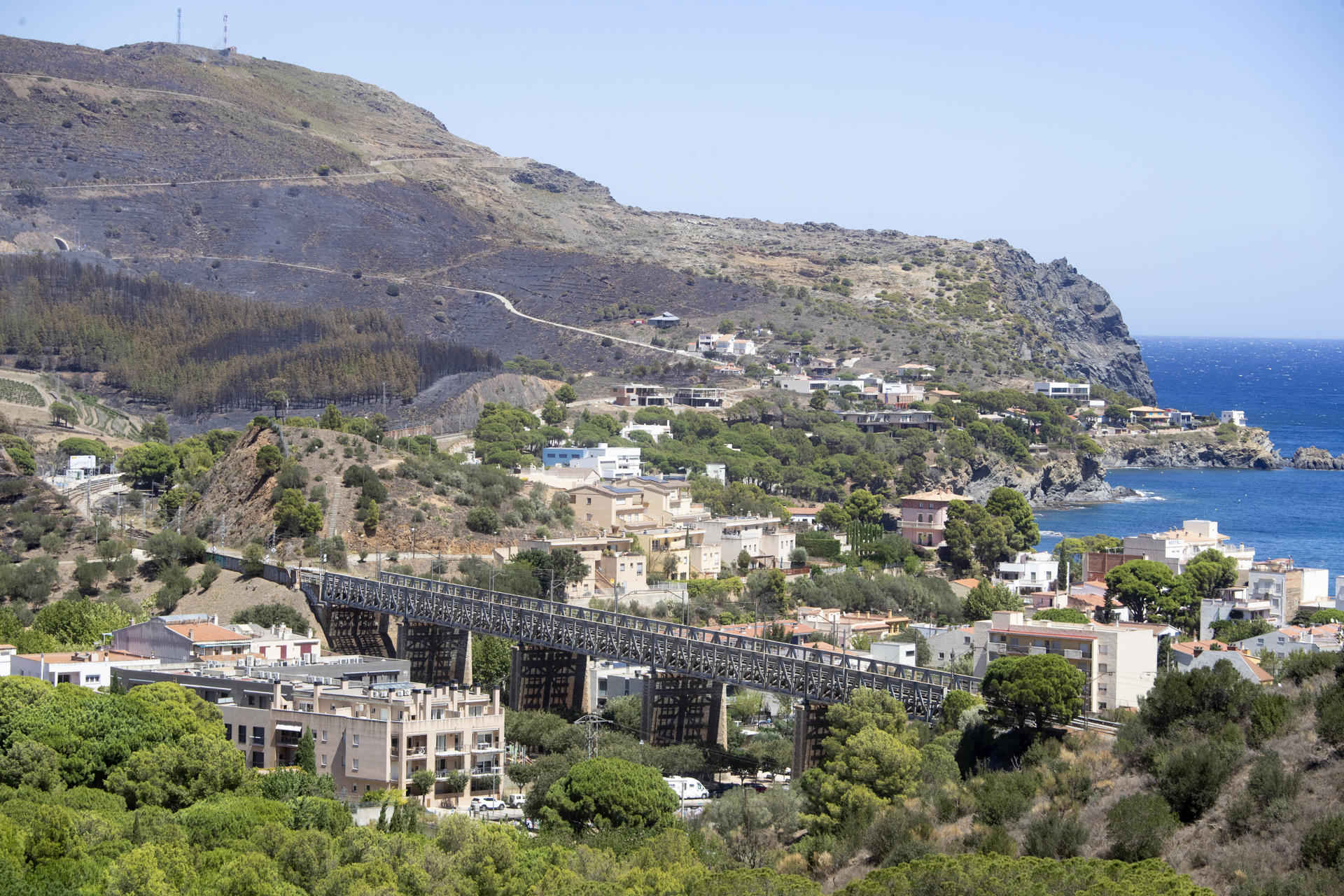 L'incendi de Portbou (fotografia: EFE/Marta Pérez).