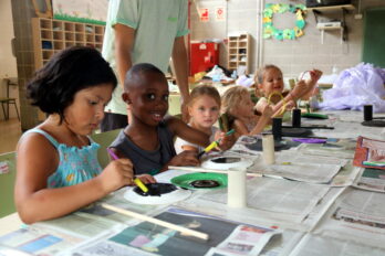 Uns nens pinten les disfresses que lluiran a l'Aquelarret de Cervera de l'any 2023