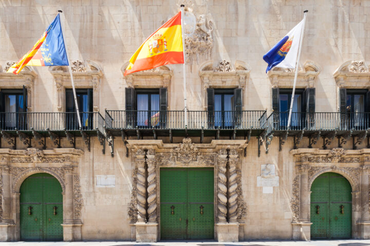 La façana de l'Ajuntament d'Alacant (fotografia: Diego Delso).