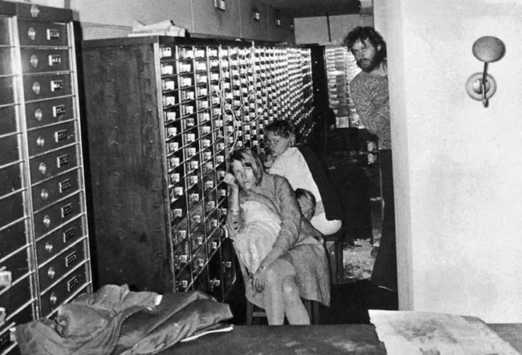 Els ostages (d'esquerra a dreta) Birgitta Lundblad, Sven Säfström, Elisabeth Oldgren i Clark Olofsson dins el banc a Estocolm el 23 d'agost de 1973 (fotografia d'arxiu).