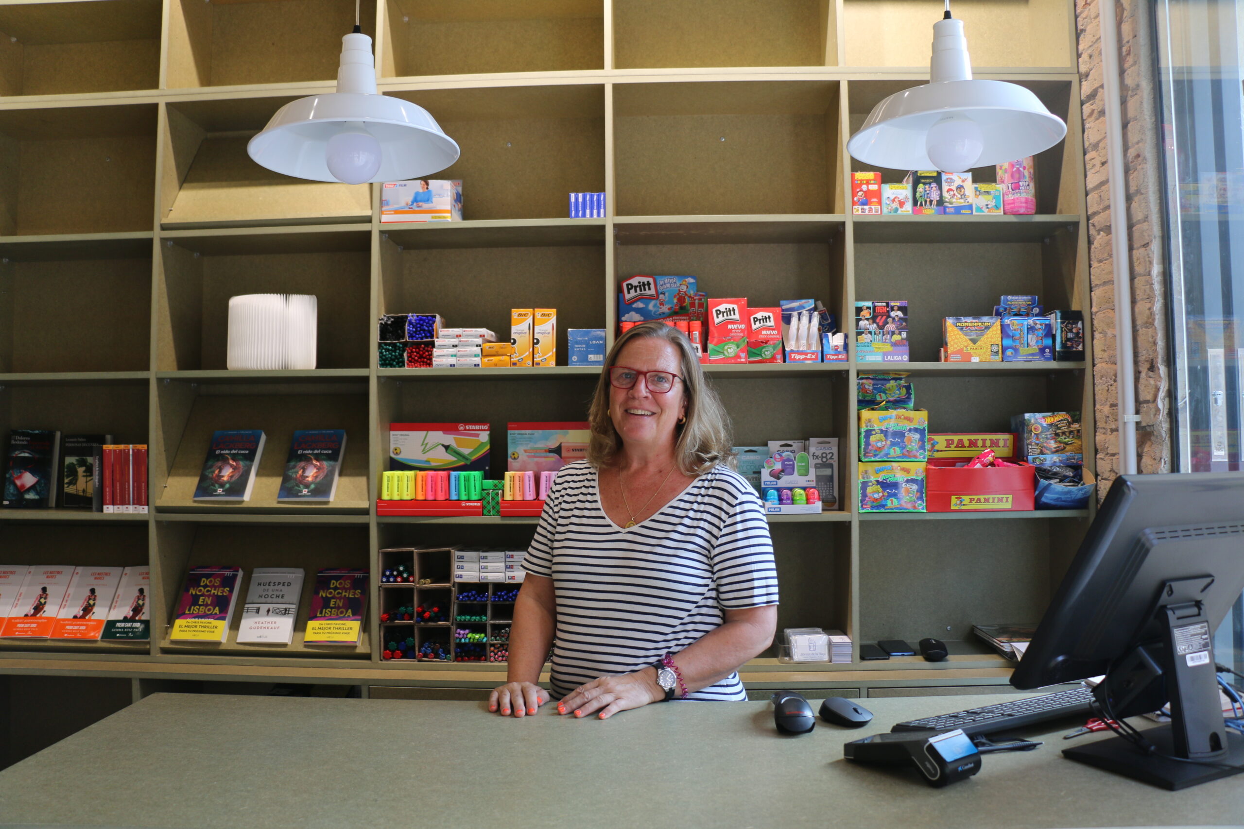 Maria Bassedas, rere el taulell de la Llibreria de la Plaça, uns quants dies després de la reobertura (fotografia: Júlia Sells).