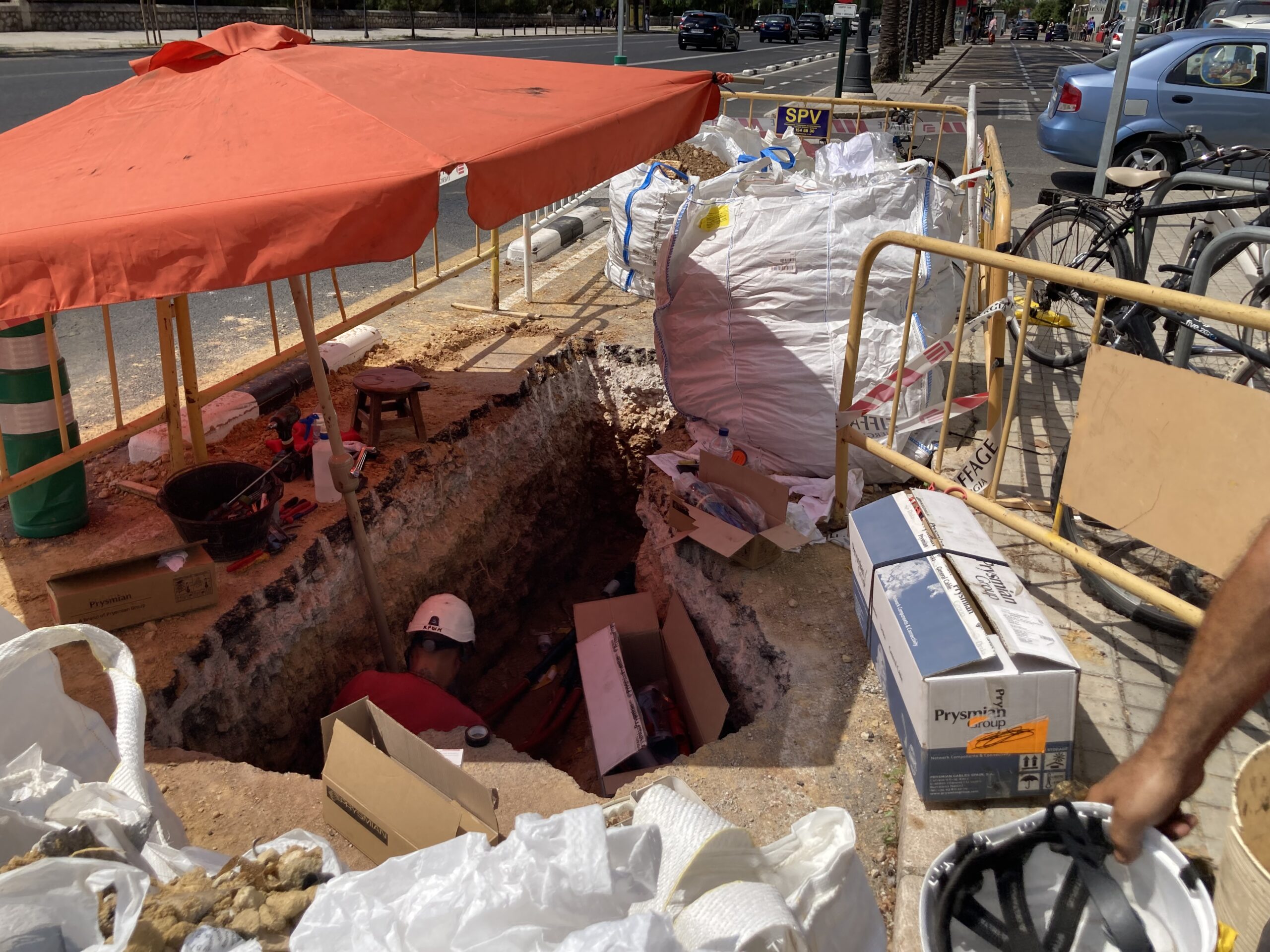 Operaris d'Iberdrola treballen per a solucionar l'avaria elèctrica. Fotografia: Prats i Camps