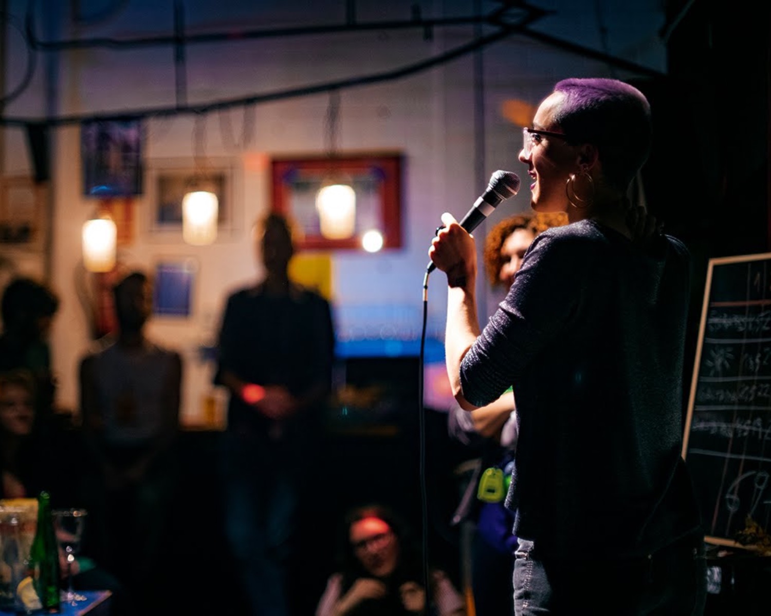 La rapsoda Maria Sevilla recitant a l'Horiginal. (Fotografia: Francesc Gelonch)