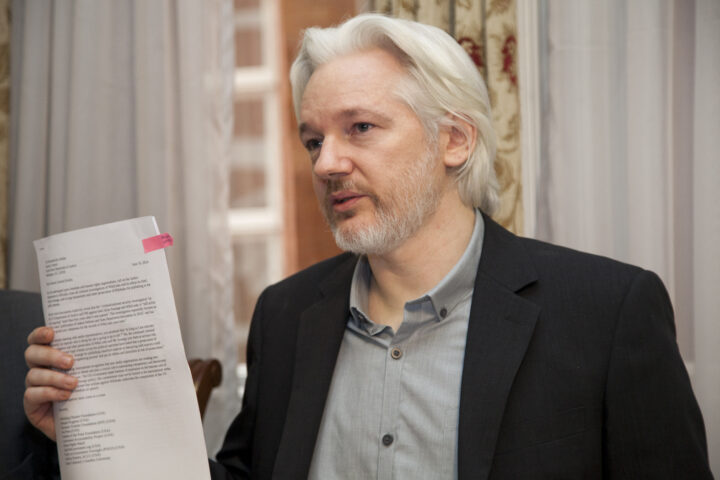 Londres (Regne Unit), 18 d'agost de 2014, el canceller equatorià Ricardo Patiño i Julian Assange fan una conferència de premsa amb presència de mitjans internacionals. Fotografia: David G Silvers
