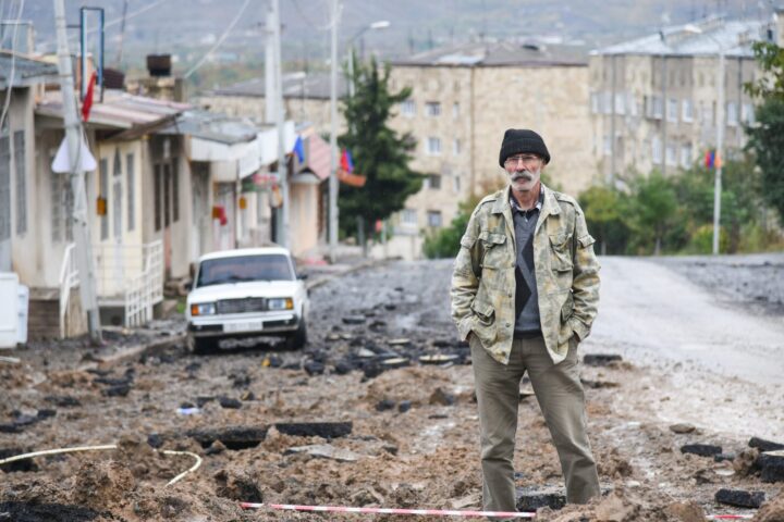 Un veí en un carrer atacat per un bombardament azerbaitjanès a Stepanaker (fotografia: David Ghahramanyan/EPA/EFE).