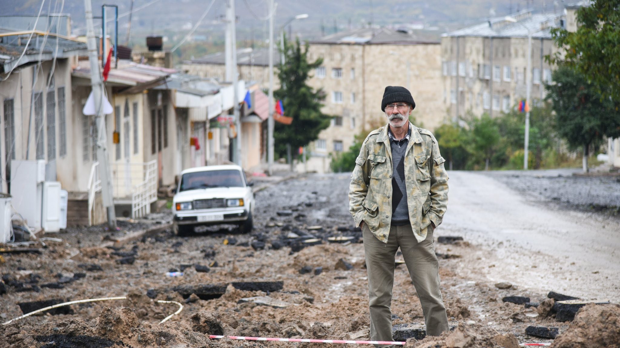 Un veí en un carrer atacat per un bombardament azerbaitjanès a Stepanaker (fotografia: David Ghahramanyan/EPA/EFE).