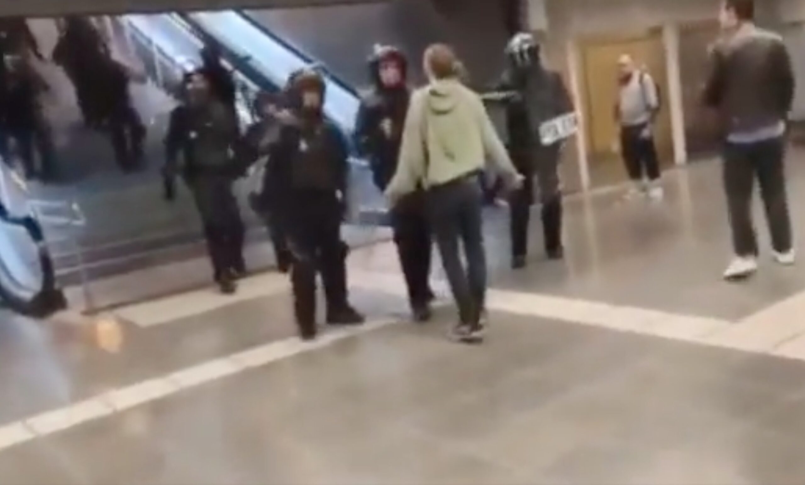 Captura del vídeo de la detenció d'en Xavi per part dels antiavalots de la policia espanyola.