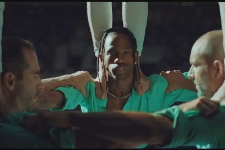 Travis Scott en un moment del videoclip 'Sirens'.