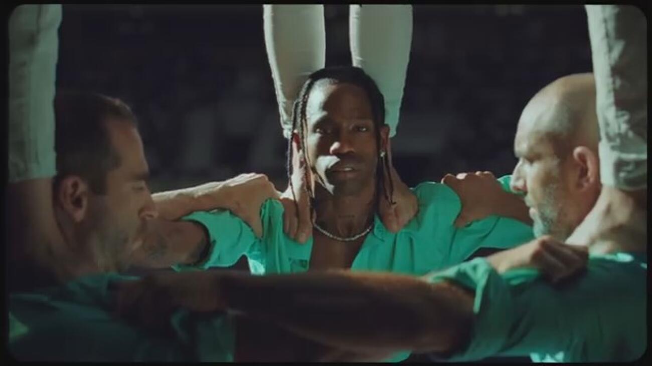 Travis Scott en un moment del videoclip 'Sirens'.
