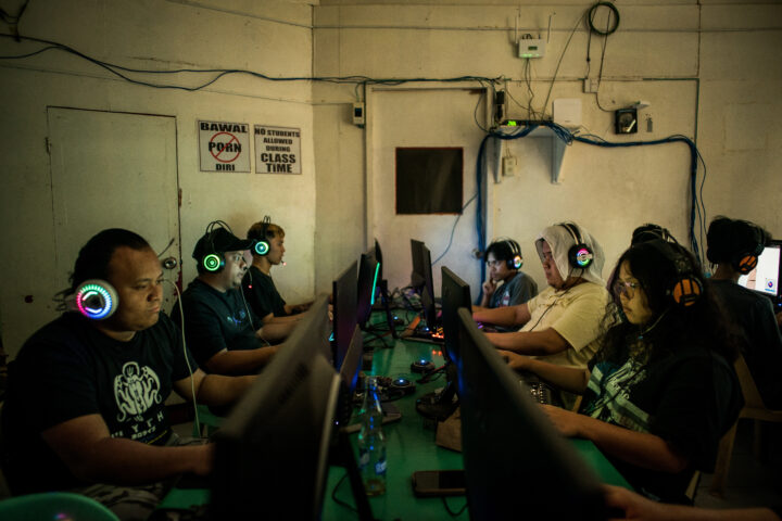 Els cibercafès a les Filipines són ara visitats amb freqüència per treballadors que classifiquen i etiqueten dades per a models d'intel·ligència artificial. (Fotografia per a The Washington Post de Martin San Diego).