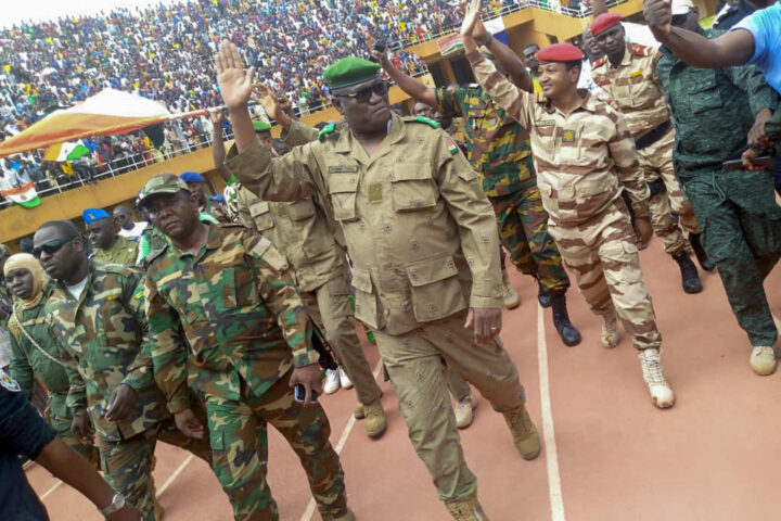 El general Mohamed Toumba, un dels caps del cop d'estat, saluda els milers de ciutadans aplegats en l'estadi de la capital per donar suport als militars (fotografia: Issa Ousseini).