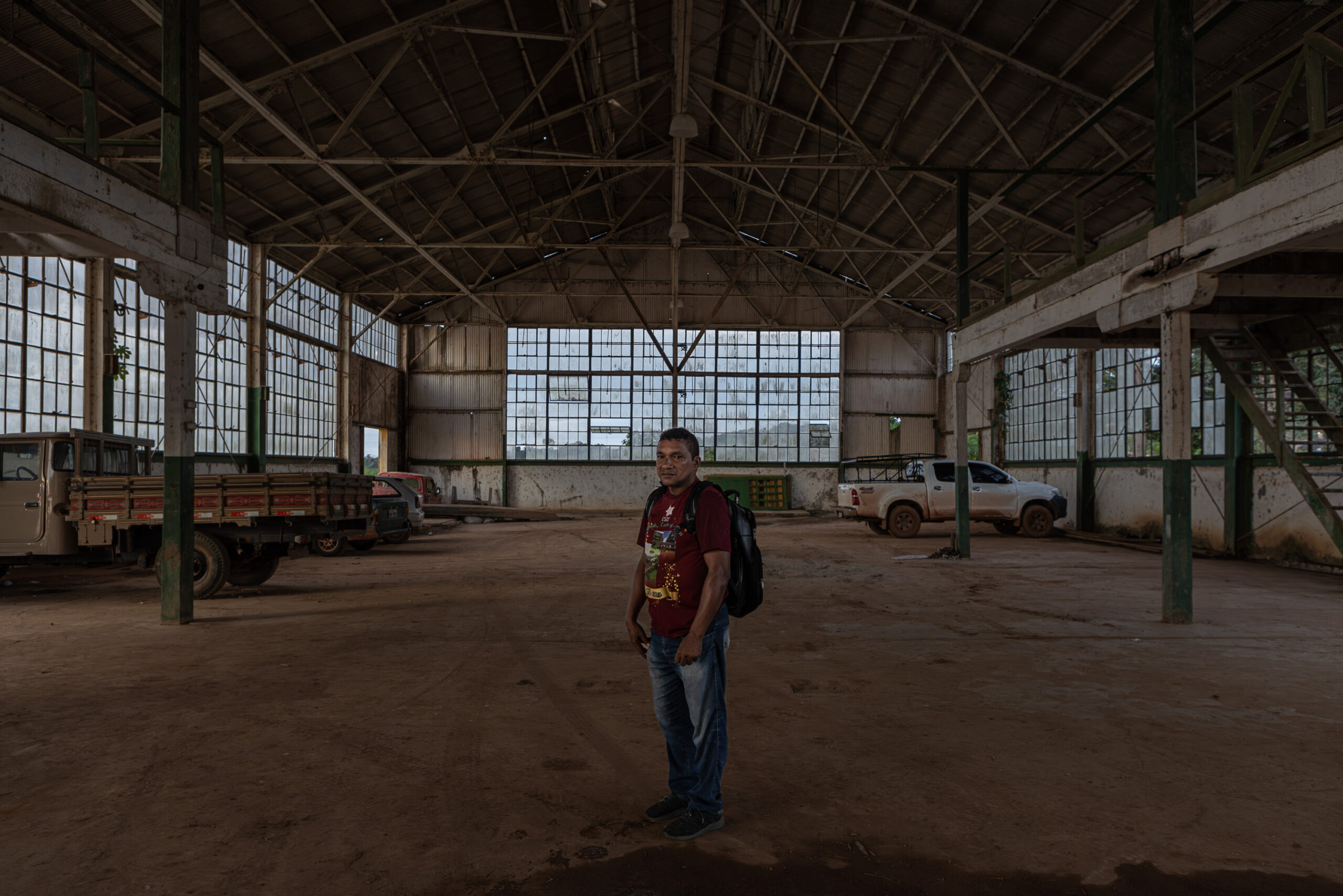 Luiz Magno Ribeiro, que ha liderat la iniciativa per a la designació històrica de Fordlândia, visita un magatzem abandonat al poble. (Fotografia de Rafael Vilela per a The Washington Post).