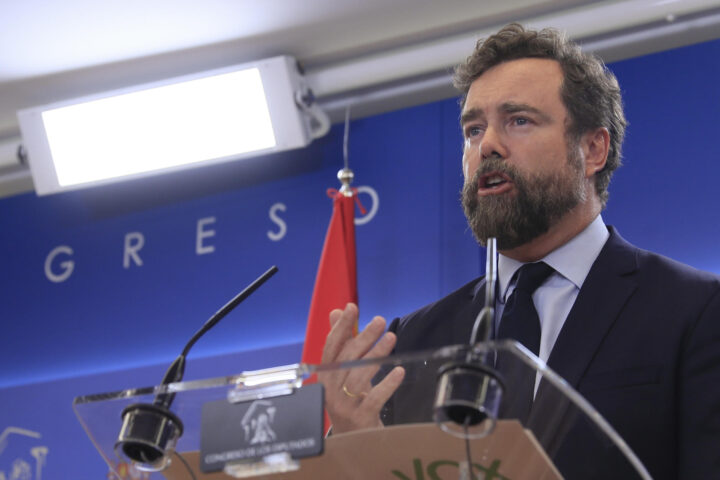 Iván Espinosa de los Monteros durant la conferència de premsa al congrés espanyol (fotografia: EFE/ Fernando Alvarado).