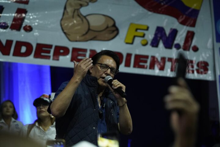 El candidat a la presidència de l'Equador, Fernando Villavicencio, parlant en un acte minuts abans de ser assassinat (fotografia: EFE/ STR).