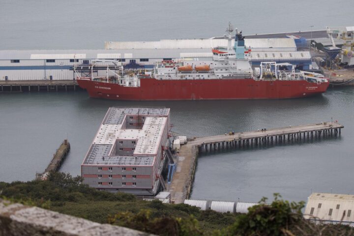 La gavarra Bibby Stockholm (part inferior) ha atracada al port de Portland, Dorset, Gran Bretanya, el 8 d'agost de 2023 (fotografia: Tolga Akmen).