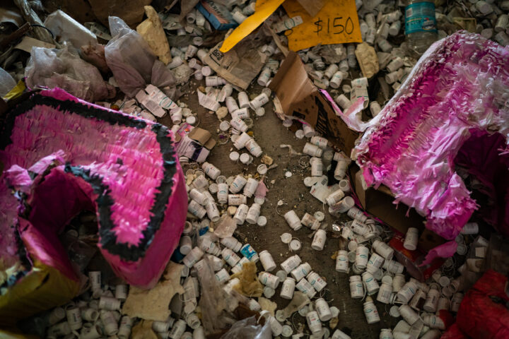 La policia mexicana decomissa un magatzem de fentanil en una botiga de pinyates a Tijuana, Mèxic (fotografia: Salwan Georges, The Washington Post).