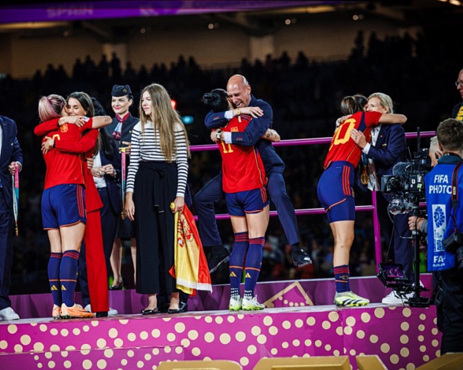 Una de les fotografies aportades per la RFEF de la celebració entre Rubiales i Hermoso. (Fotografia: RFEF)
