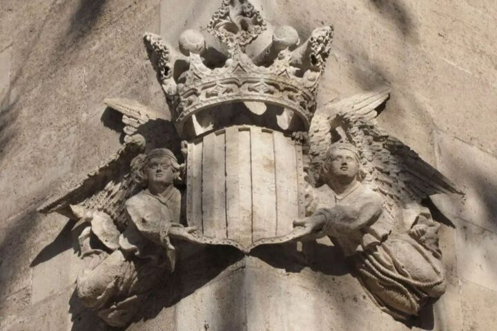 Les quatre barres a l'exterior de la Llotja de Mercaders de la ciutat de València (fotografia d'arxiu).