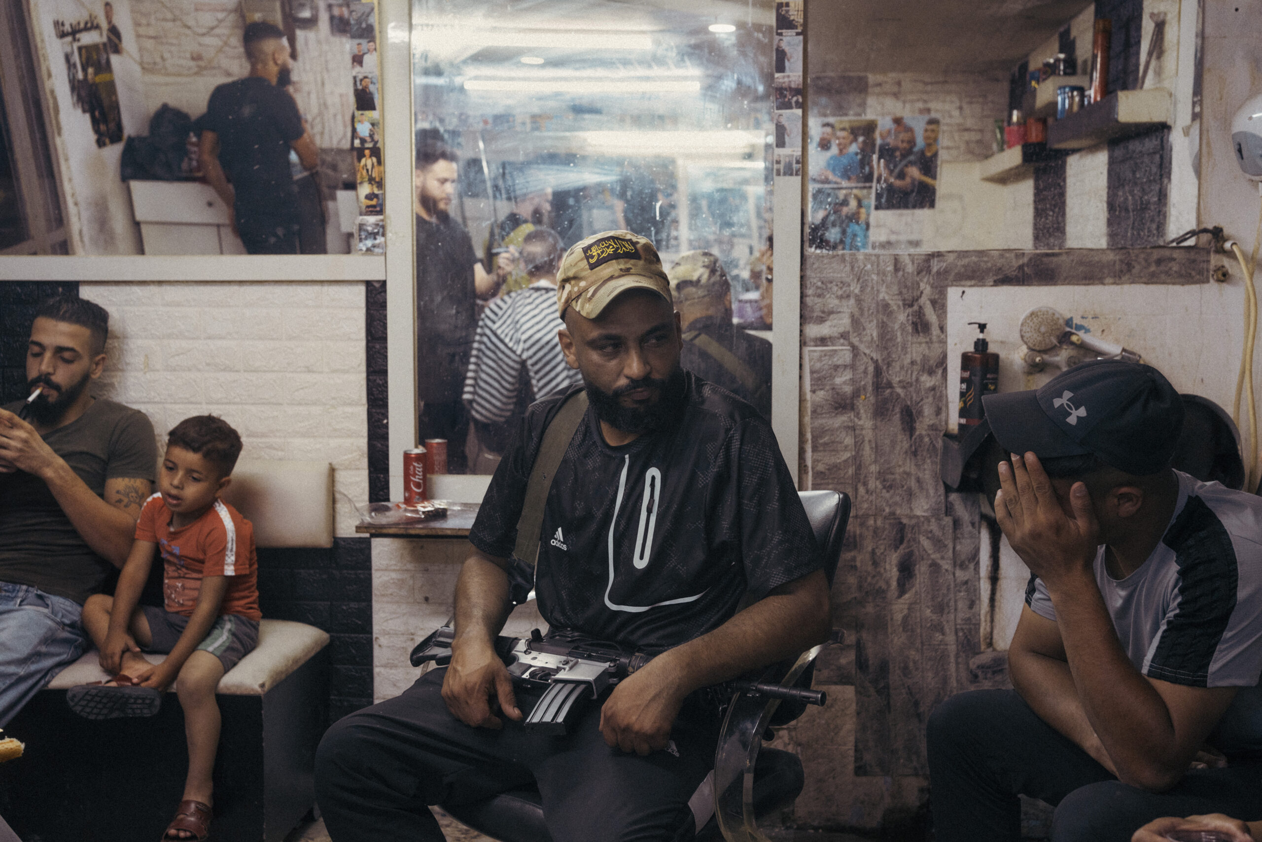 Zoufi, el comandant de la Brigada dels Màrtirs d'al-Aqsa al camp de refugiats de Balata, assegut en una barberia local (Fotografia: Lorenzo Tugnoli per a The Washington Post).